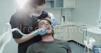 一个女牙医的肖像和她的病人魅力男在牙<strong>科室</strong>有口腔卫生程序。